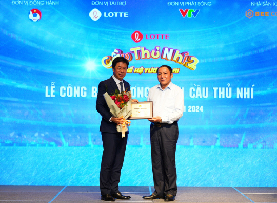 21일 베트남 하노이 L7 웨스트레이크하노이호텔에서 진행된 '까우투니' 시즌2 제작발표회에서 응우옌 번 훙 베트남 문화체육부장관(오른쪽)이 롯데의 베트남 유소년 축구 발전 기여에 대한 보답으로 이갑 롯데지주 커뮤니케이션실장에게 감사패를 전달하고 있다. 롯데지주 제공